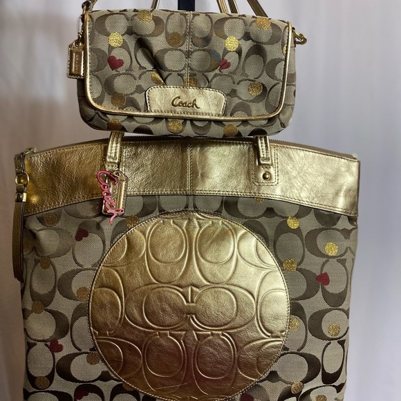 π π Host Pick ππ COACH LAURA SIGNATURE SECRET ADMIRER TOTE and WRISTLET - Picture 3 of 16